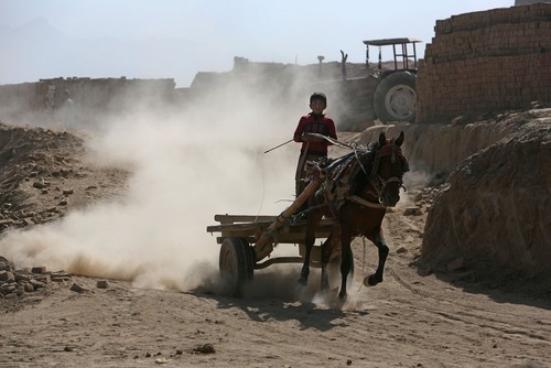 کارگاه تولید آجر در حومه شهر کابل