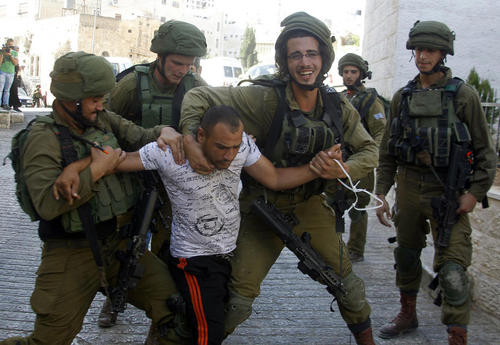 دستگیری فلسطینی ها از سوی سربازان اسراییل در شهر هبرون در کرانه باختری رود اردن