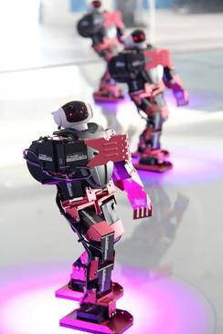 رقص همزمان 8 روبوت در موزه علم و تکنولوژی شهر بینژو چین