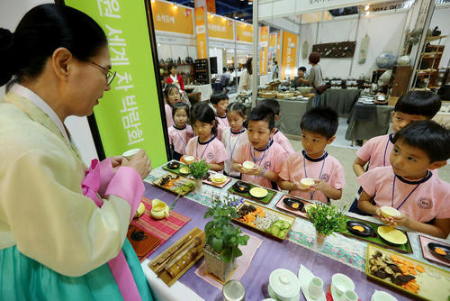 بازدید کودکان از نمایشگاه بین المللی چای در سئول