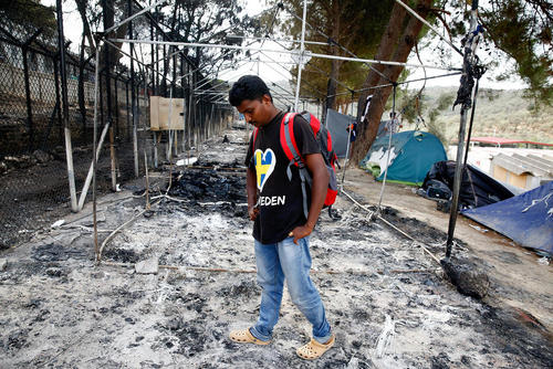 خاکسترهای به جا مانده از اردوگاه اسکان پناهجویان در جزیره لسبوس یونان . آتش سوزی در اثر درگیری گروه های پناهجو با یکدیگر به وجود آمد