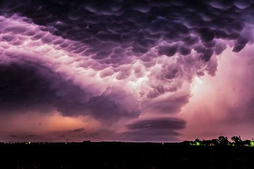  دست درازی زمین به آسمان

این تصویر در تاریکی آسمان طوفان‌زده نبراسکا در آمریکا ایجاد شده است و همانند یک دست بزرگ است که از روی زمین به سوی پیچ و تاب آسمان بلند شده است.عکاس آن استفان لانسدل است.