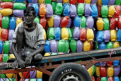 فروشنده دوره گرد کوزه های پلاستیکی در شهر کلمبو سریلانکا