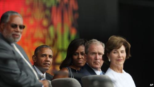حضور باراک اوباما و جورج دبلیو بوش رئیس جمهور فعلی و سابق آمریکا در مراسم افتتاح موزه آفریقایی تباران آمریکا در واشنگتن.