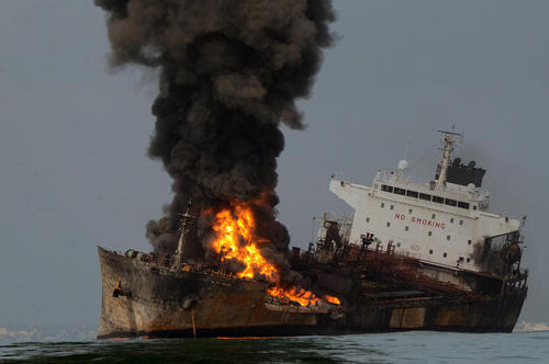 آتش گرفتن یک تانکر سوخت در سواحل مکزیک