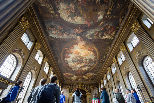 بازدید توریست ها از نقاشی های 300 ساله ساختمان کالج سلطنتی نیروی دریایی بریتانیا – لندن