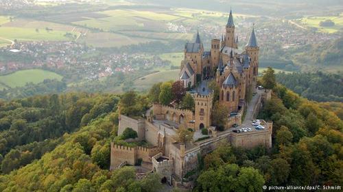 قلعه هوهن‌تسولرن (Hohenzollern) در ایالت بادن وورتمبرگ قرار داد و مقر خاندان سلطنتی پروس و همچنین دوک‌های هوهن‌تسولرن بوده است. این قلعه در ارتفاع ۸۵۵ متری واقع است و بر حسب شرایط جوی می‌تواند چهره ‌و نمایی رویایی به خود بگیرد. قلعه هوهن‌تسولرن از جذابیت‌های توریستی مهم در ایالت بادن وورتمبرگ محسوب می‌شود.