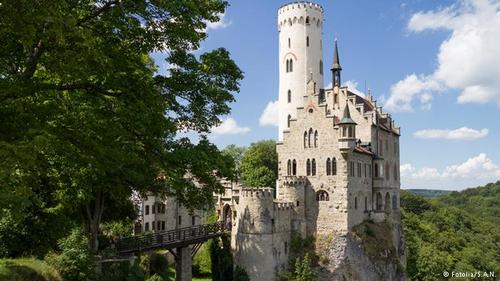 قصر لیشتن‌شتاین (Lichtenstein)، واقع در ایالت بادن وورتمبرگ بر روی صخره‌ای مرتفع و شیبدار ساخته شده و از دور به نظر می‌رسد که تنها از طریق پل می‌توان به درون آن راه یافت. این قلعه در قرون وسطا به تسخیرناپذیری شهرت داشت. این قصر در گذر زمان اهمیت خود را از دست داد و تخریب شد. در سال ۱۸۳۷ مورد بازسازی قرار گرفت و تا به امروز شکل خود را حفظ کرده است.