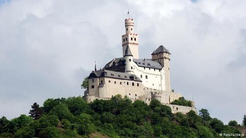 مارکزبورگ (Marksburg) بر بلندی‌های شهر براوباخ آلمان قرار دارد. گفته می‌شود که این قلعه در اوایل قرن ۱۲ میلادی ساخته شده است. مارکزبورگ که هیچگاه آسیبی ندیده، بلندترین قلعه منطقه میانی راین به حساب می‌آید. این قلعه و معماری آن به‌خوبی حفظ شده است.
