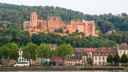 قصر هایلدبرگ (Heidelberg) که جذابترین اثر تاریخی این شهر است، شهرتی جهانی دارد و از نمادهای سبک رومانتیسم در آلمان محسوب می‌شود. این قصر زیبا بر تپه‌های بلند واقع شده و بیش از پنج قرن مقر دوک‌های منطقه فالتس آلمان بوده است.