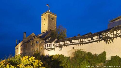 واتبورگ (Wartburg) از لحاظ تاریخی یکی از مهمترین قلعه‌های آلمان است. این قلعه در سال ۱۰۶۷ میلادی در شهر آیزناخ در ایالت شرقی تورینگن ساخته شد و در سال ۱۵۲۱ گریزگاه مارتین لوتر، کشیش اصلاح‌طلب آلمانی شد که مورد غضب قیصر آلمان قرار گرفته بود. لوتر در همین قلعه انجیل را به زبان آلمانی ترجمه کرد. وارتبورگ از سال ۱۹۹۹ از طرف یونسکو به عنوان میراث فرهنگی جهان شناخته شد.