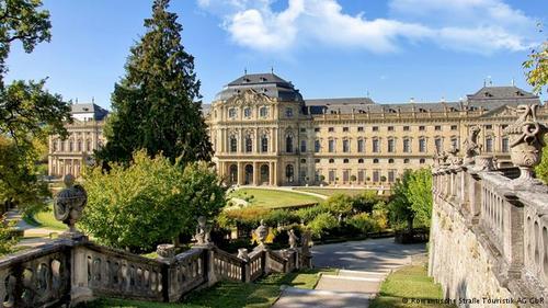 رزیدنتس ورتسبورگ (Würzburger Residenz) قصری به سبک باروک است. ساختن این قصر در سال ۱۷۱۹ میلادی آغاز شد و در سال ۱۷۴۴ به اتمام رسید. این قصر که از باغ‌های زیبایی نیز برخوردار است، در فهرست میراث فرهنگی یونسکو نیز به ثبت رسیده است.