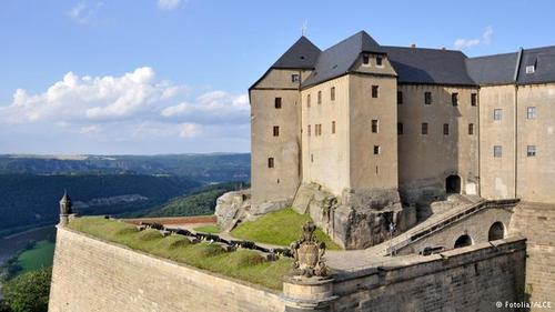 قلعه کونیگاشتاین (Königstein) واقع در نزدیکی روز الب قرار دارد و یکی از بزرگترین قلعه‌های اروپا محسوب می‌شود و در طول تاریخ هرگز تسخیر نشد.