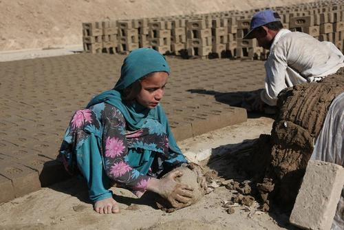 کار کودکان در کارگاه تولید آجر در کابل
