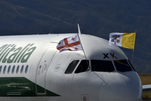 فرود هواپیمای حامل پاپ در فرودگاه تفلیس پایتخت گرجستان - خبرگزاری فرانسه