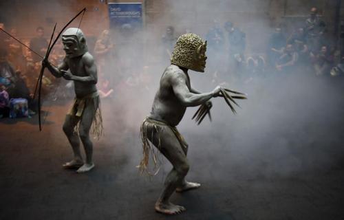 مردان گلی از قبیله اسارو در موزه ای در سیدنی استرالیا - خبرگزاری فرانسه 