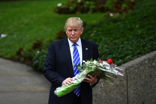 حضور دونالد ترامپ کاندیدای انتخابات ریاست ایالات متحده آمریکا در محل قبر جرالد فورد رئیس پیشین ایالات متحده آمریکا در ایالت میشیگان - خبرگزاری فرانسه