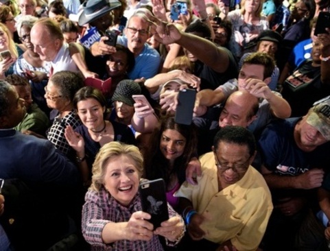  عکس سلفی گرفتن هیلاری کلینتون کاندیدای انتخابات ریاست ایالات متحده امریکا با هوادارانش در تجمع تبلیغاتی در ایالت فلوریدا - خبرگزاری فرانسه 