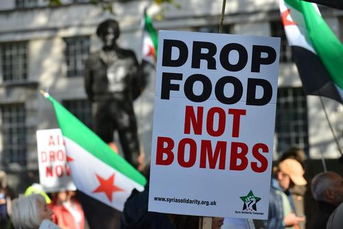 اعتراض انگلیسی ها به بمباران شهر حلب سوریه در خیابان داونینگ لندن