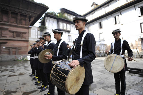 گروه موزیک ارتش نپال در نخستین روز از جشنواره هندوها در شهر کاتماندو