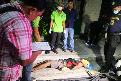 صحنه قتل یک مظنون به قاچاق مواد مخدر در شهر مانیل فیلیپین