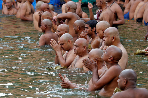 آب تنی آیینی هندوها در رودی در بمبئی
