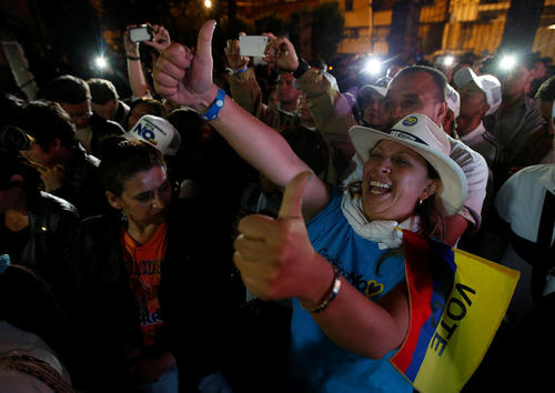 شادمانی در پایتخت کلمبیا از نتیجه منفی همه پرسی تصویب پیمان صلح با شورشیان فارک – بوگوتا