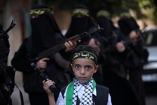 رژه زنان مسلح عضو جنبش جهاد اسلامی فلسطین در نخستین سالگرد قیام الاقصی – غزه