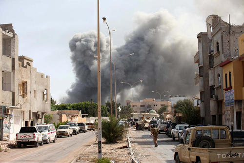 دود ناشی از انفجار در درگیری بین نیروهای دولتی لیبی و تروریست های داعش – شهر سرت لیبی