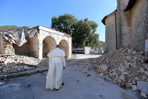 بازدید پاپ فرانسیس از شهر زلزله زده آماتریجه ایتالیا