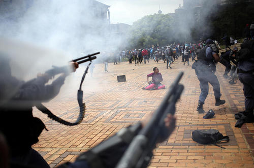 به خشونت کشیده شدن تظاهرات دانشجویان در دانشگاه ژوهانسبورگ آفریقای جنوبی