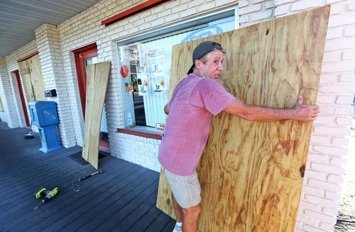 ایمن کردن در و پنجره خانه ها از توفان متیو – کیپ کاناورال ایالت فلوریدا آمریکا