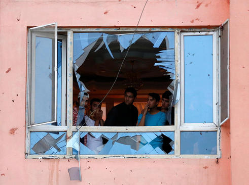 آثار یک حمله انتحاری در شهر کابل افغانستان