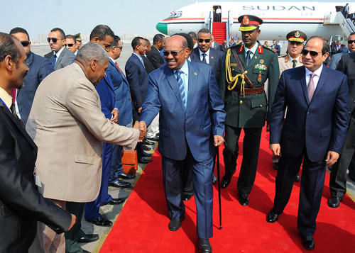 استقبال رسمی عبدالفتاح السیسی رییس جمهور مصر از عمر البشیر همتای سودانی در فرودگاه بین المللی قاهره