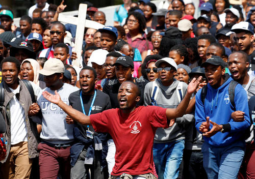 تظاهرات اعتراضی دانشجویان با درخواست آموزش عالی آزاد و مجانی – شهر کیپ تاون آفریقای جنوبی