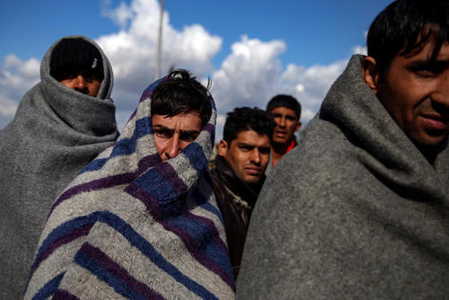 با سرد شدن هوا در صربستان پناهجویان پتو به دور خود پیچیده اند