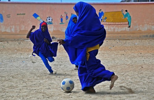 دختران سومالیایی در حال بازی فوتبال در مدرسه ای در شهر موگادیشو