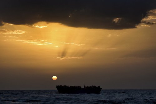 نجات پناهجویان آفریقایی از قایق در سواحل شمال لیبی در مدیترانه