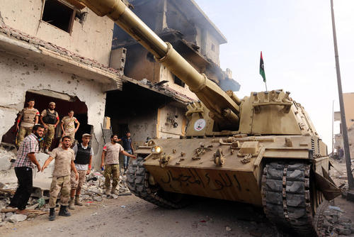 تانک های نیروهای دولتی لیبی در شهر سرت و در عملیات پاکسازی این شهر از داعش