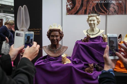 تندیس های شکلاتی از ملکه بریتانیا در یک نمایشگاه شکلات در لندن