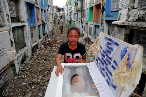 گورستان شهر مانیل فیلیپین . گریه دختر 12 ساله بالای تابوت پدرش . پدر او به ظن قاچاق مواد مخدر با شلیک گلوله افرادی ماسک زده به قتل رسیده است