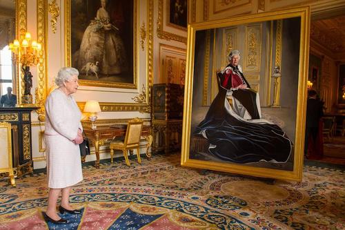 ملکه بریتانیا در حال تماشای پرتره اش که از سوی 