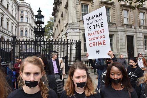 راهپیمایی در مرکز لندن علیه پدیده قاچاق انسان و بردگی مدرن