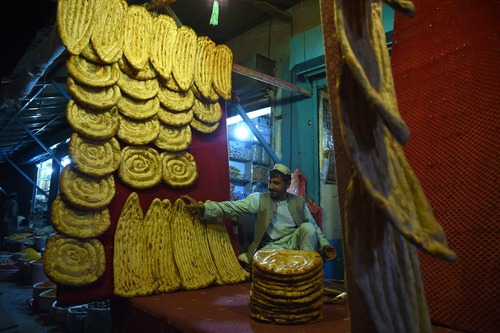 یک نانوایی در شهر لشکرگاه افغانستان