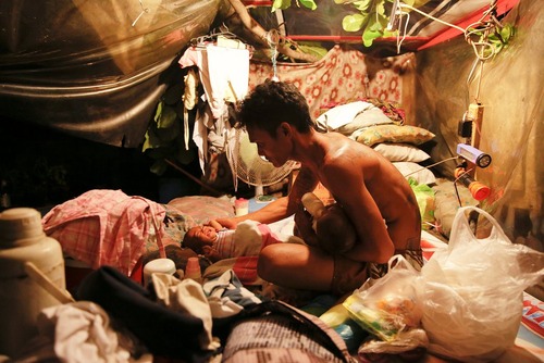 زندگی یک خانواده در چادری در گورستان شمالی شهر مانیل فیلیپین