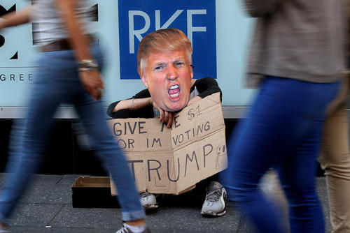 گدایی در نیویورک : یک دلار بدهید وگرنه به ترامپ رای می دهم