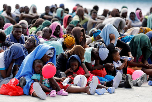 پناهجویان آفریقایی تبار نجات یافته از دریای مدیترانه  - آگوستا ایتالیا