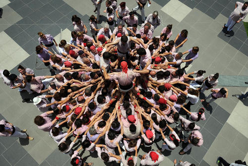ساخت هرم انسانی از سوی کاتالون های اسپانیا در هفته فرهنگی کاتالون ها در سنگاپور