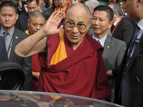 حضور دالایی لاما رهبر در تبعید بوداییان تبت در شهر میلان ایتالیا برای دریافت شهروندی افتخاری این شهر