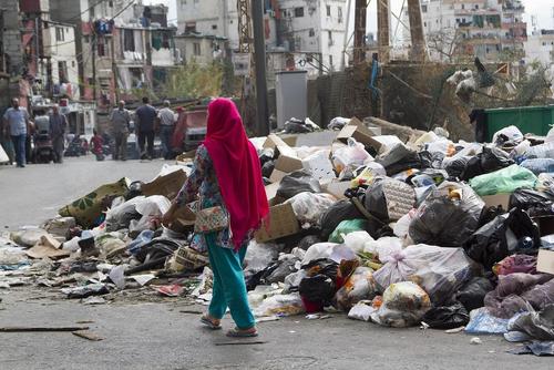 ادامه بحران جمع آوری زباله در شهر بیروت